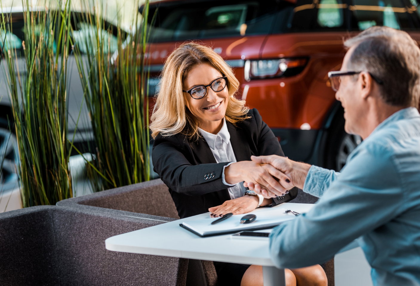 7 powodów, dla których Twój salon samochodowy traci klientów na etapie ofertowania