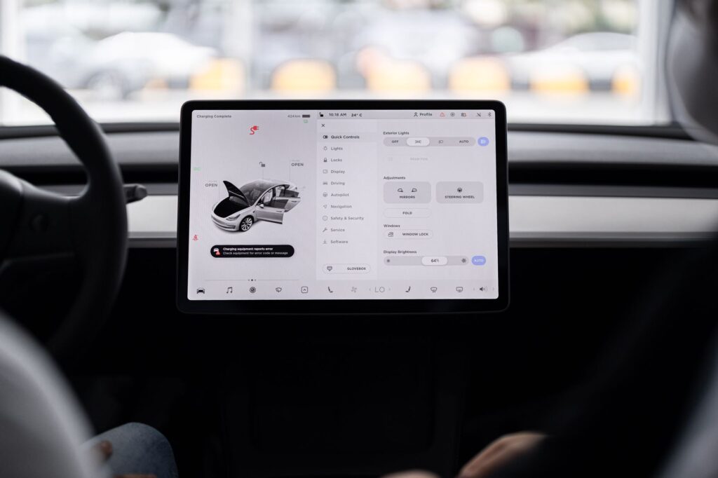 Ekran komputera z programem do zarządzania ofertami samochodowymi