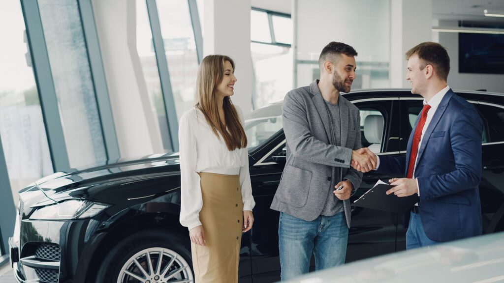 Klient przegląda ofertę PDF na auto otrzymaną mailem od dealera